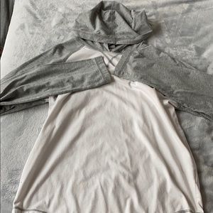 Pune lightweight shirt with a hood